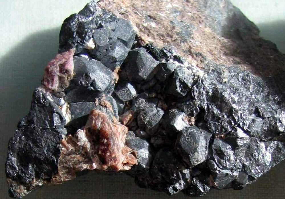 Черный марганец. Камень Бераунит минерал. Марганцевые руды. Марганец руда. Марганцевая руда минерал.